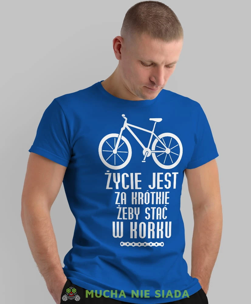 życie jest za krótkie żeby stać w korku, niebieska męska koszulka rowerowa z nadrukiem, na rower, na co dzień, na prezent, fajna koszulka dla chłopaka, rower, rowerzysta.jpg
