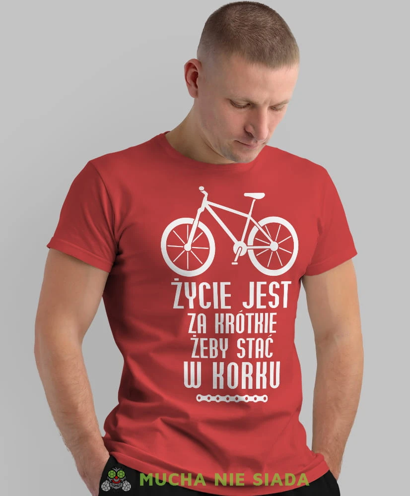 życie jest za krótkie żeby stać w korku, czerwona męska koszulka rowerowa z nadrukiem, na rower, na co dzień, na prezent, fajna koszulka dla chłopaka, rower, rowerzysta.jpg