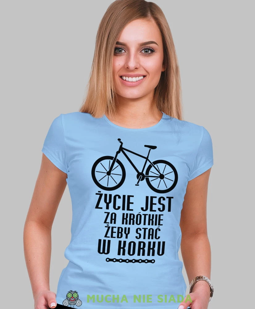 życie jest za krótkie żeby stać w korku, jasno niebieska damska koszulka rowerowa z nadrukiem, na rower, fajna koszulka dla rowerzystki, na co dzień, na prezent .jpg