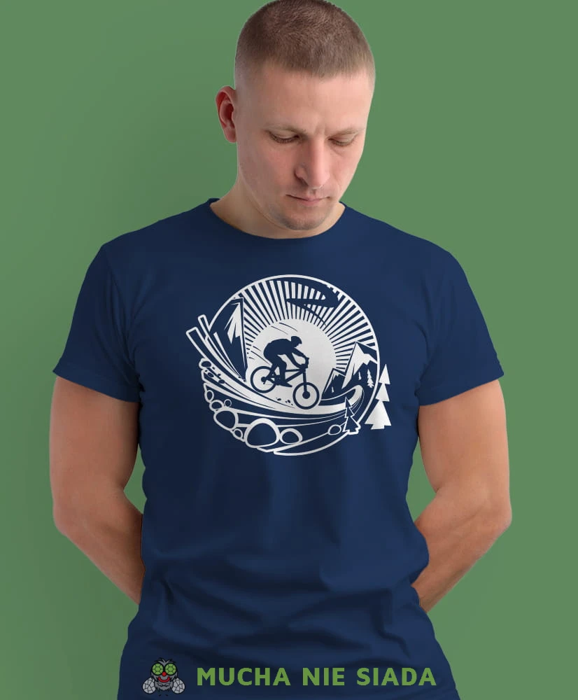 rower górski krajobraz, granatowa męska koszulka rowerowa z nadrukiem, na rower, na co dzień, na prezent, fajna koszulka dla chłopaka, rower, rowerzysta.jpg