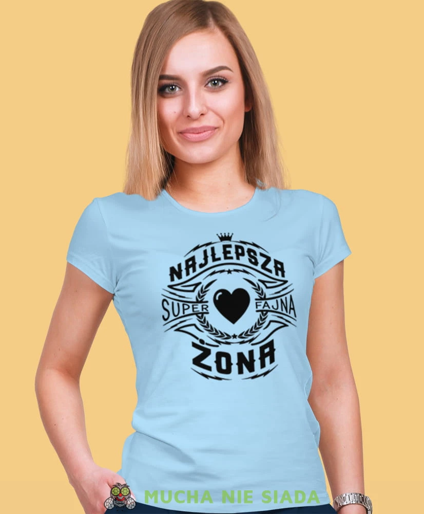 najlepsza super fajna żona, jasnoniebieska damska koszulka z nadrukiem, dla żony, na prezent, na urodziny, fajna koszulka, mucha nie siada.jpg