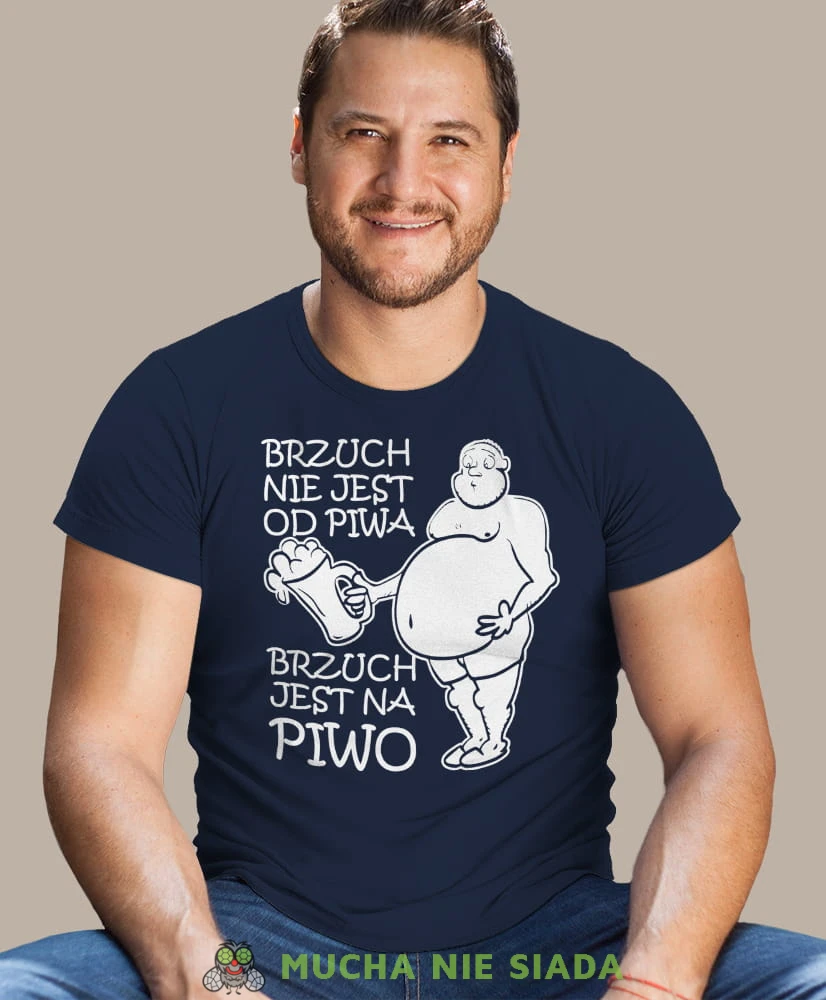 brzuch nie jest od piwa brzuch jest na piwo, granatowa męska koszulka z nadrukiem na co dzień, na prezent, fajna koszulka.jpg
