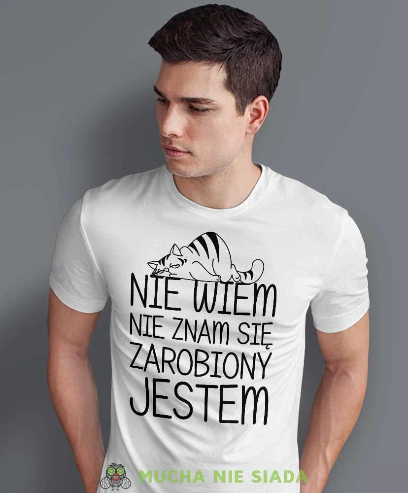 nie wiem nie znam się zarobiony jestem, biała męska koszulka z nadrukiem na co dzień, na prezent, fajna koszulka.jpg