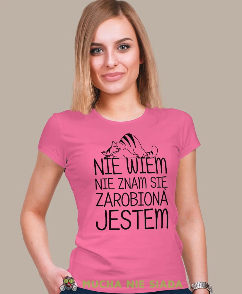 nie wiem nie znam się zarobiona jestem, różowa damska koszulka z nadrukiem na prezent, fajna koszulka, dla dziewczyny dla żony.jpg