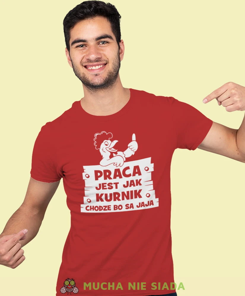 praca jest jak kurnik chodzę bo są jaja, czerwona męska koszulka z nadrukiem na co dzień, na prezent, fajna koszulka.jpg