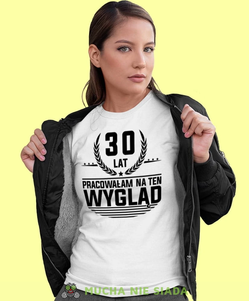 20, 30, 40,50,60,70 lat pracowałam na ten wygląd, biała damska koszulka urodzinowa z nadrukiem, na urodziny, na prezent, dla niej, mucha nie siada-min.jpg