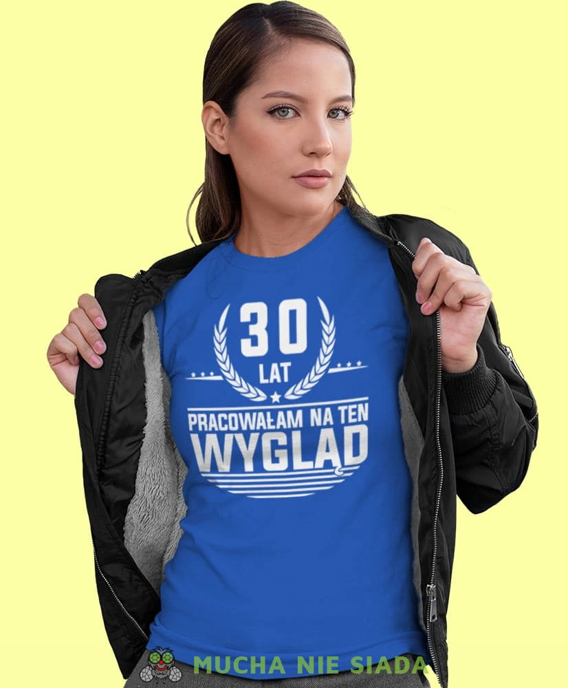 20, 30, 40,50,60,70 lat pracowałam na ten wygląd, niebieska damska koszulka urodzinowa z nadrukiem, na urodziny, na prezent, dla niej, mucha nie siada-min.jpg