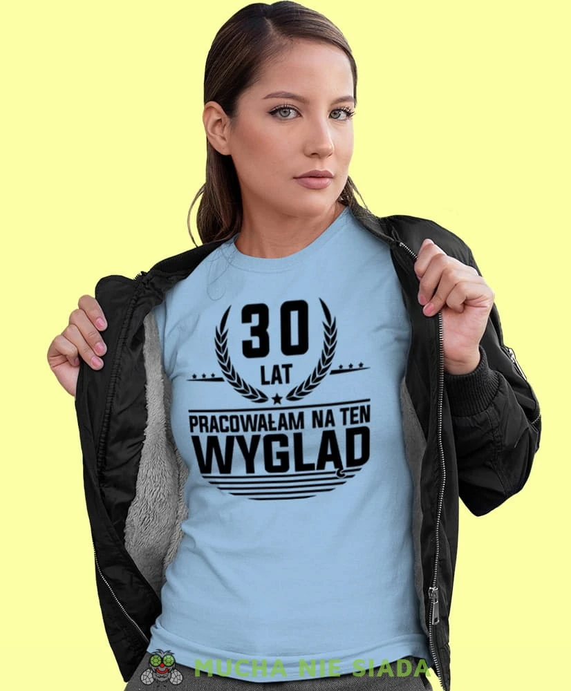 20, 30, 40,50,60,70 lat pracowałam na ten wygląd, jasnoniebieska damska koszulka urodzinowa z nadrukiem, na urodziny, na prezent, dla niej, mucha nie siada-min.jpg