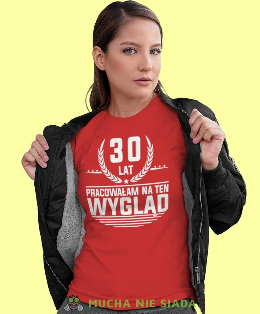 20, 30, 40,50,60,70 lat pracowałam na ten wygląd, czerwona damska koszulka urodzinowa z nadrukiem, na urodziny, na prezent, dla niej, mucha nie siada-min.jpg