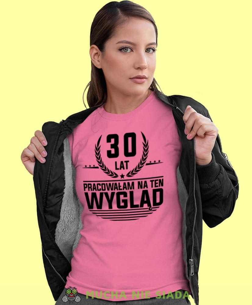 20, 30, 40,50,60,70 lat pracowałam na ten wygląd, różowa damska koszulka urodzinowa z nadrukiem, na urodziny, na prezent, dla niej, mucha nie siada-min.jpg