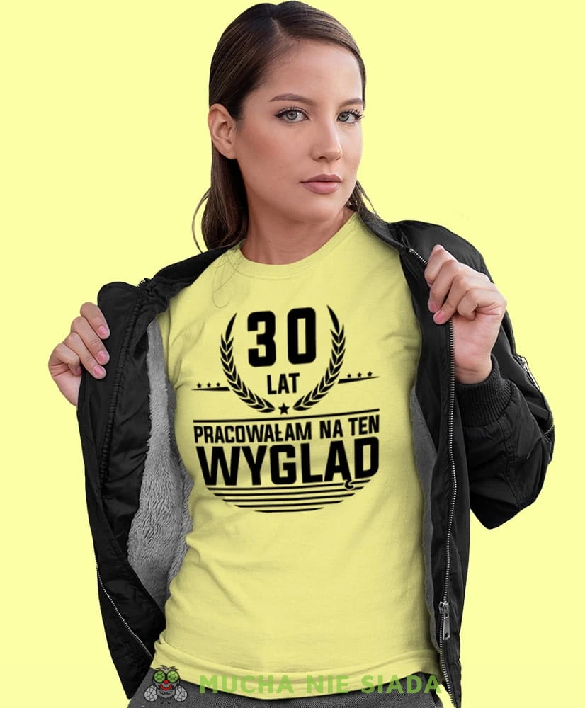 20, 30, 40,50,60,70 lat pracowałam na ten wygląd, żółta damska koszulka urodzinowa z nadrukiem, na urodziny, na prezent, dla niej, mucha nie siada-min.jpg
