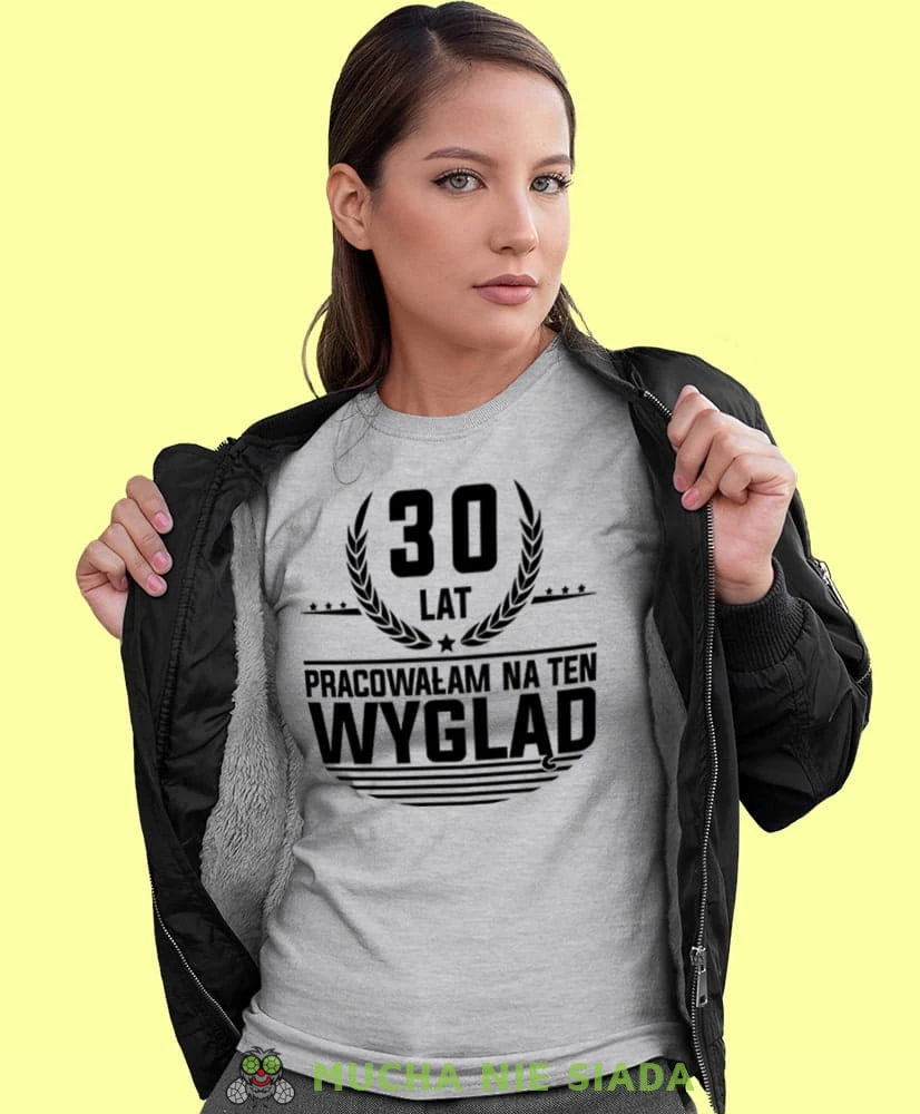 20, 30, 40,50,60,70 lat pracowałam na ten wygląd, szara damska koszulka urodzinowa z nadrukiem, na urodziny, na prezent, dla niej, mucha nie siada-min.jpg