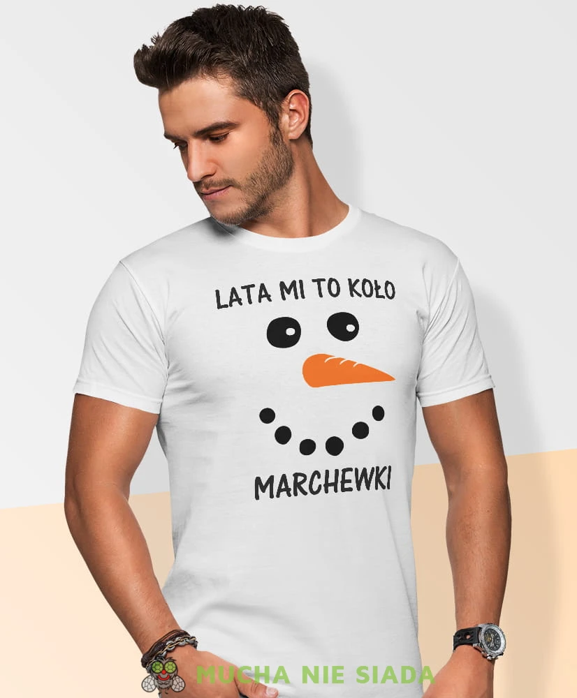 lata mi to koło marchewki, biała męska koszulka z nadrukiem na co dzień, na prezent, fajna koszulka, dla chłopaka, dla męża, mucha nie siada, koszulka świąteczna.jpg