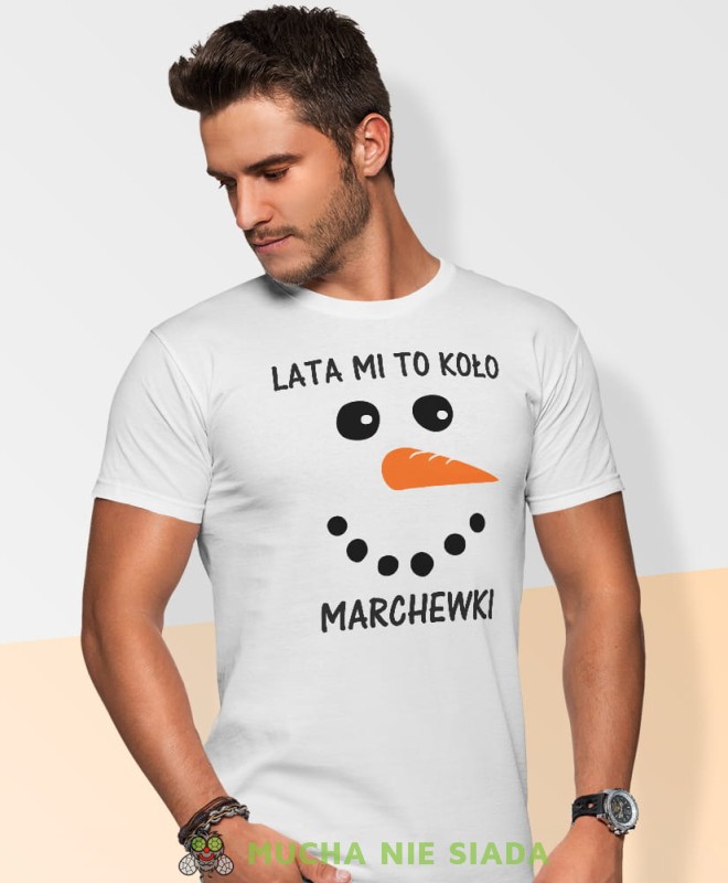 lata mi to koło marchewki, biała męska koszulka z nadrukiem na co dzień, na prezent, fajna koszulka, dla chłopaka, dla męża, mucha nie siada, koszulka świąteczna.jpg