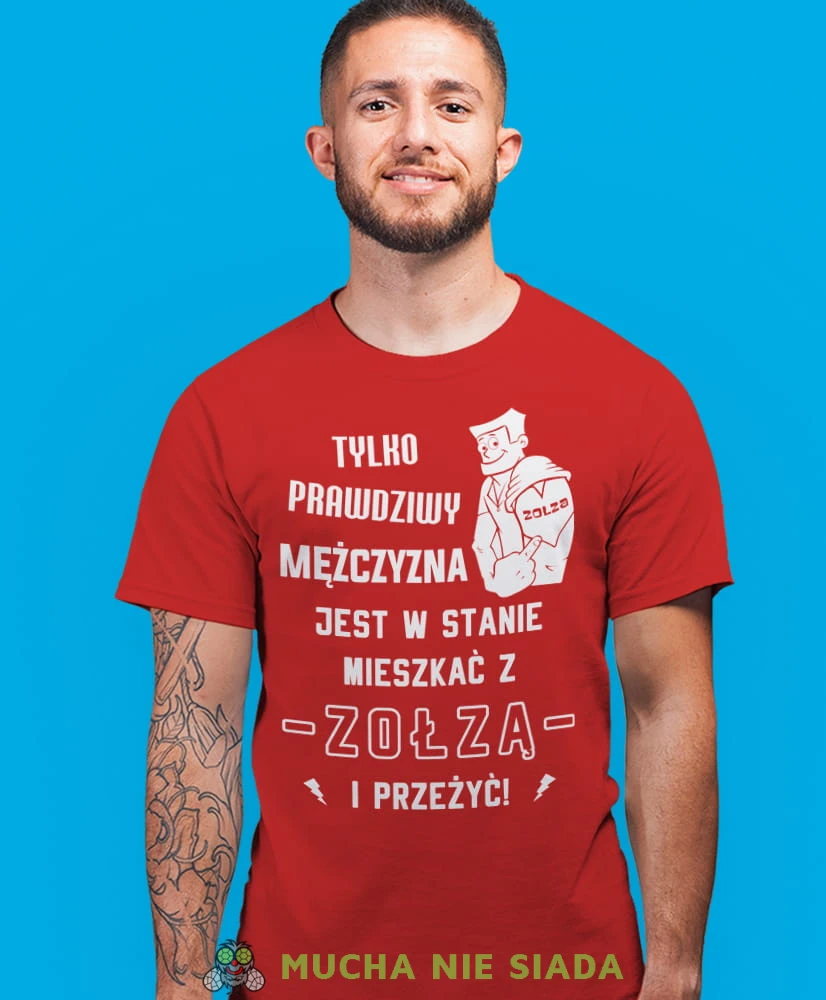 tylko prawdziwy mężczyzna jest w stanie mieszkać z zołzą i przeżyć, czerwona męska koszulka z nadrukiem na co dzień, na prezent, fajna koszulka.jpg