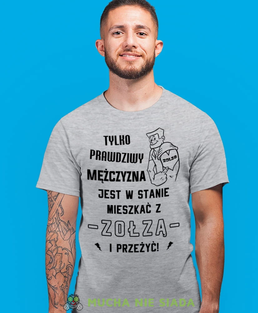tylko prawdziwy mężczyzna jest w stanie mieszkać z zołzą i przeżyć, szara męska koszulka z nadrukiem na co dzień, na prezent, fajna koszulka.jpg