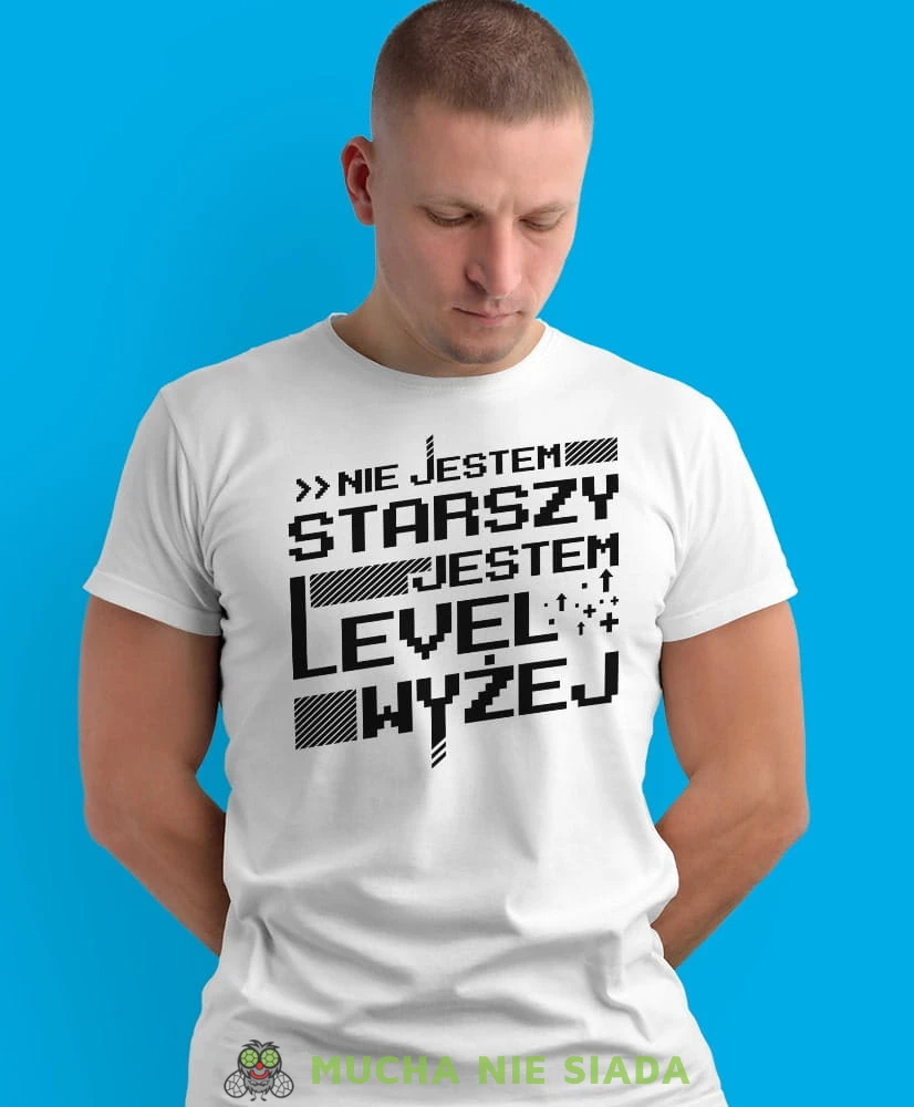 nie jestem starszy jestem level wyżej, biała męska koszulka z nadrukiem na co dzień, na prezent, fajna koszulka, dla chłopaka, dla męża, dla kolegi, mucha nie siada-min-min.jpg