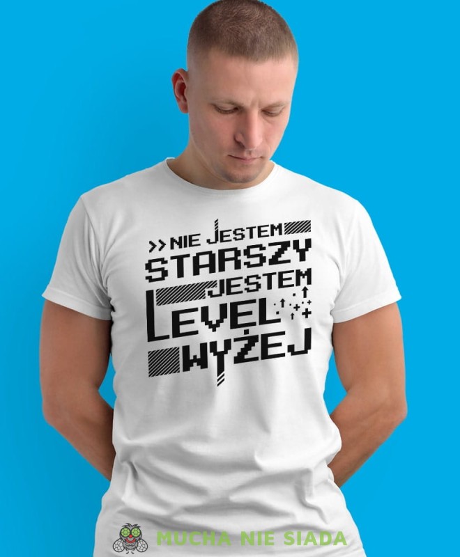 nie jestem starszy jestem level wyżej, biała męska koszulka z nadrukiem na co dzień, na prezent, fajna koszulka, dla chłopaka, dla męża, dla kolegi, mucha nie siada-min-min.jpg