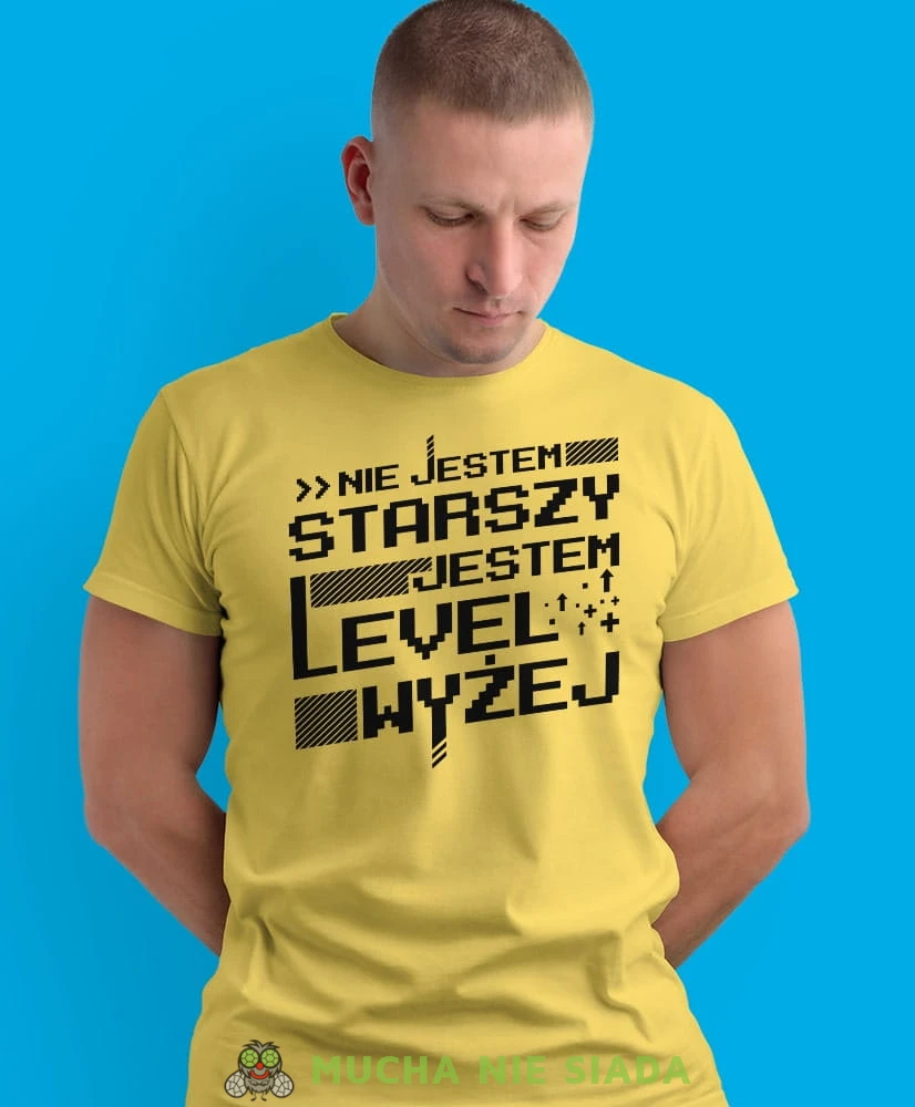 nie jestem starszy jestem level wyżej, żółta męska koszulka z nadrukiem na co dzień, na prezent, fajna koszulka, dla chłopaka, dla męża, dla kolegi, mucha nie siada-min-min.jpg