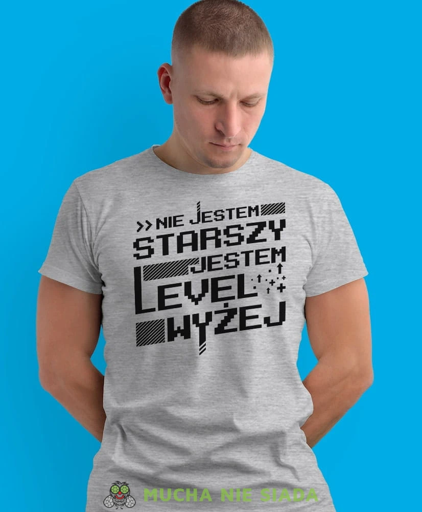 nie jestem starszy jestem level wyżej, szara męska koszulka z nadrukiem na co dzień, na prezent, fajna koszulka, dla chłopaka, dla męża, dla kolegi, mucha nie siada-min-min.jpg