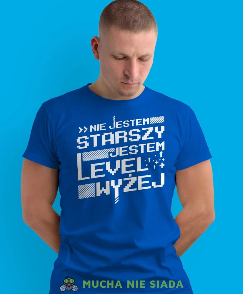 nie jestem starszy jestem level wyżej, niebieska męska koszulka z nadrukiem na co dzień, na prezent, fajna koszulka, dla chłopaka, dla męża, dla kolegi, mucha nie siada-min-min.jpg