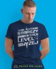 nie jestem starszy jestem level wyżej, granatowa męska koszulka z nadrukiem na co dzień, na prezent, fajna koszulka, dla chłopaka, dla męża, dla kolegi, mucha nie siada-min-min.jpg