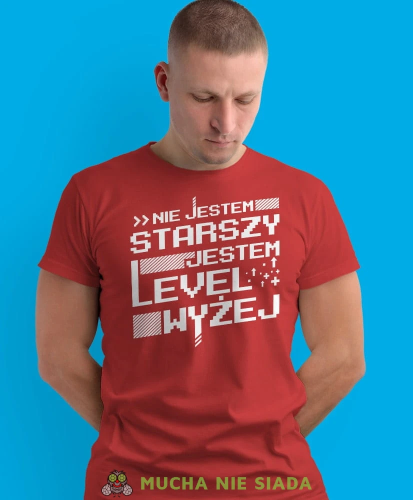 nie jestem starszy jestem level wyżej, czerwona męska koszulka z nadrukiem na co dzień, na prezent, fajna koszulka, dla chłopaka, dla męża, dla kolegi, mucha nie siada-min-min.jpg