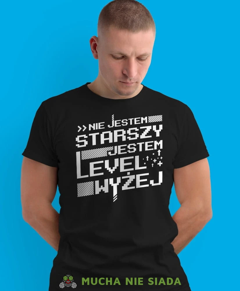 nie jestem starszy jestem level wyżej, czarna męska koszulka z nadrukiem na co dzień, na prezent, fajna koszulka, dla chłopaka, dla męża, dla kolegi, mucha nie siada-min-min.jpg
