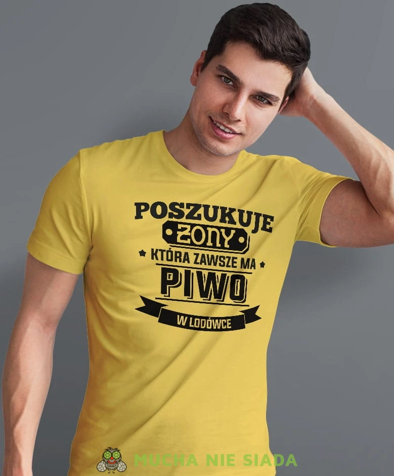 poszukuje żony która ma zawsze piwo w lodówce, żółta męska koszulka z nadrukiem na co dzień, na prezent, fajna koszulka, dla chłopaka, dla męża, dla kolegi, mucha nie siada-min-min.jpg
