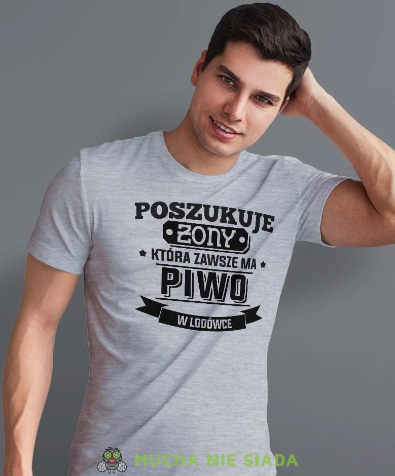 poszukuje żony która ma zawsze piwo w lodówce, szara męska koszulka z nadrukiem na co dzień, na prezent, fajna koszulka, dla chłopaka, dla męża, dla kolegi, mucha nie siada-min-min.jpg