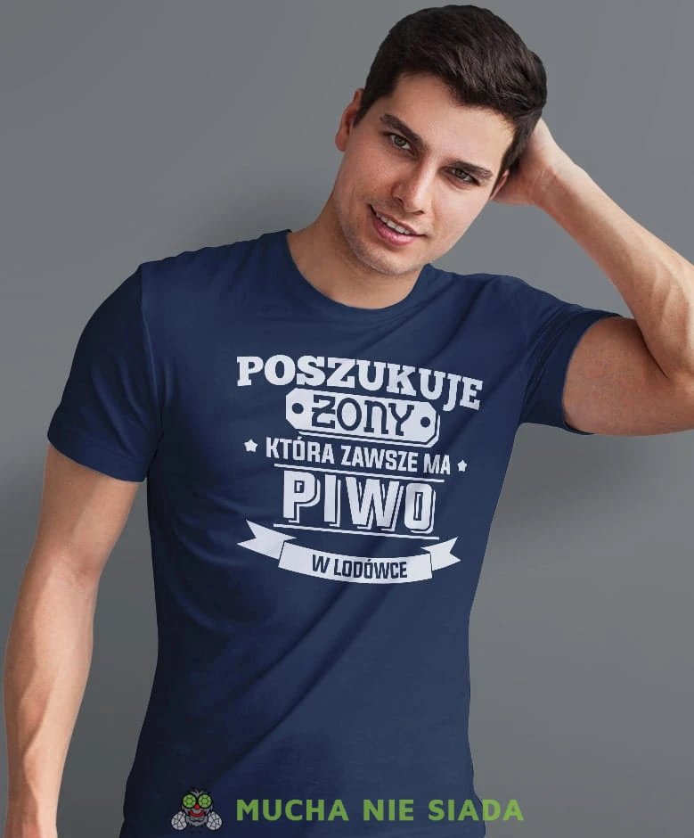poszukuje żony która ma zawsze piwo w lodówce, granatowa męska koszulka z nadrukiem na co dzień, na prezent, fajna koszulka, dla chłopaka, dla męża, dla kolegi, mucha nie siada-min-min.jpg