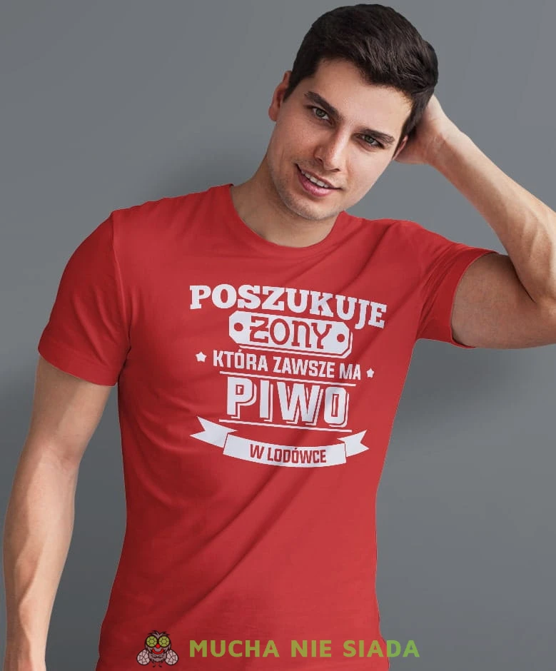 poszukuje żony która ma zawsze piwo w lodówce, czerwona męska koszulka z nadrukiem na co dzień, na prezent, fajna koszulka, dla chłopaka, dla męża, dla kolegi, mucha nie siada-min-min.jpg