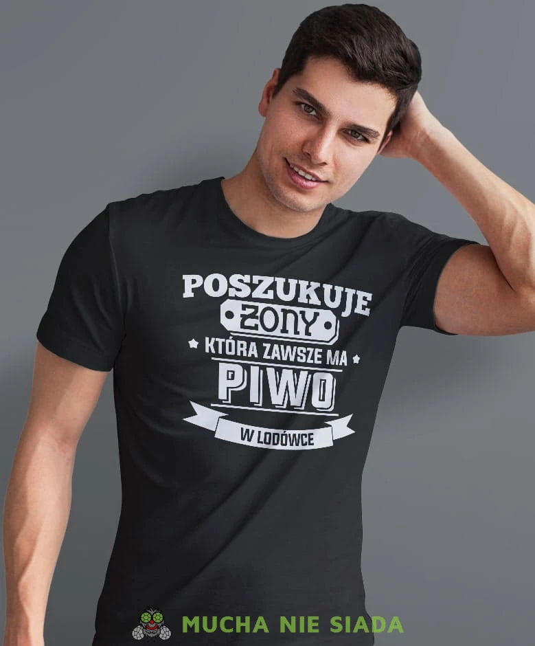 poszukuje żony która ma zawsze piwo w lodówce, czarna męska koszulka z nadrukiem na co dzień, na prezent, fajna koszulka, dla chłopaka, dla męża, dla kolegi, mucha nie siada-min-min.jpg