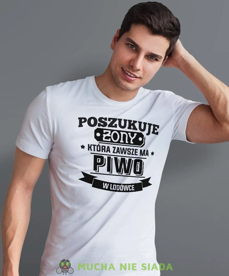 poszukuje żony która ma zawsze piwo w lodówce, biała męska koszulka z nadrukiem na co dzień, na prezent, fajna koszulka, dla chłopaka, dla męża, dla kolegi, mucha nie siada-min-min.jpg