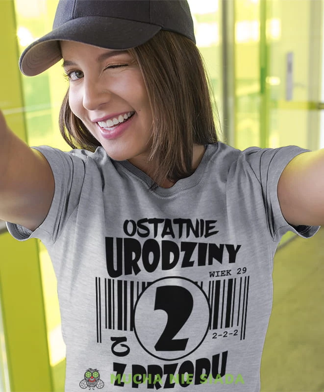 ostatnie urodziny z 2, 3, 4, 5, 6, 7 z przodu, szara damska koszulka urodzinowa z nadrukiem, na urodziny, na prezent, dla niej, mucha nie siada.jpg