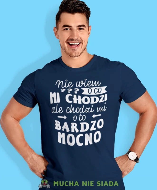 nie wiem o co mi chodzi ale chodzi mi o to bardzo mocno, granatowa męska koszulka z nadrukiem na co dzień, na prezent, fajna koszulka, dla chłopaka, dla męża, mucha nie siada.jpg