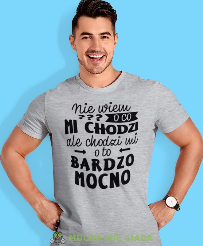 nie wiem o co mi chodzi ale chodzi mi o to bardzo mocno, szara męska koszulka z nadrukiem na co dzień, na prezent, fajna koszulka, dla chłopaka, dla męża, mucha nie siada.jpg