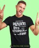 prawdziwy przyjaciel nie pozwoli byś robił głupoty sam, czarna męska koszulka z nadrukiem na co dzień, na prezent, fajna koszulka, dla chłopaka, dla męża, mucha nie siada.jpg