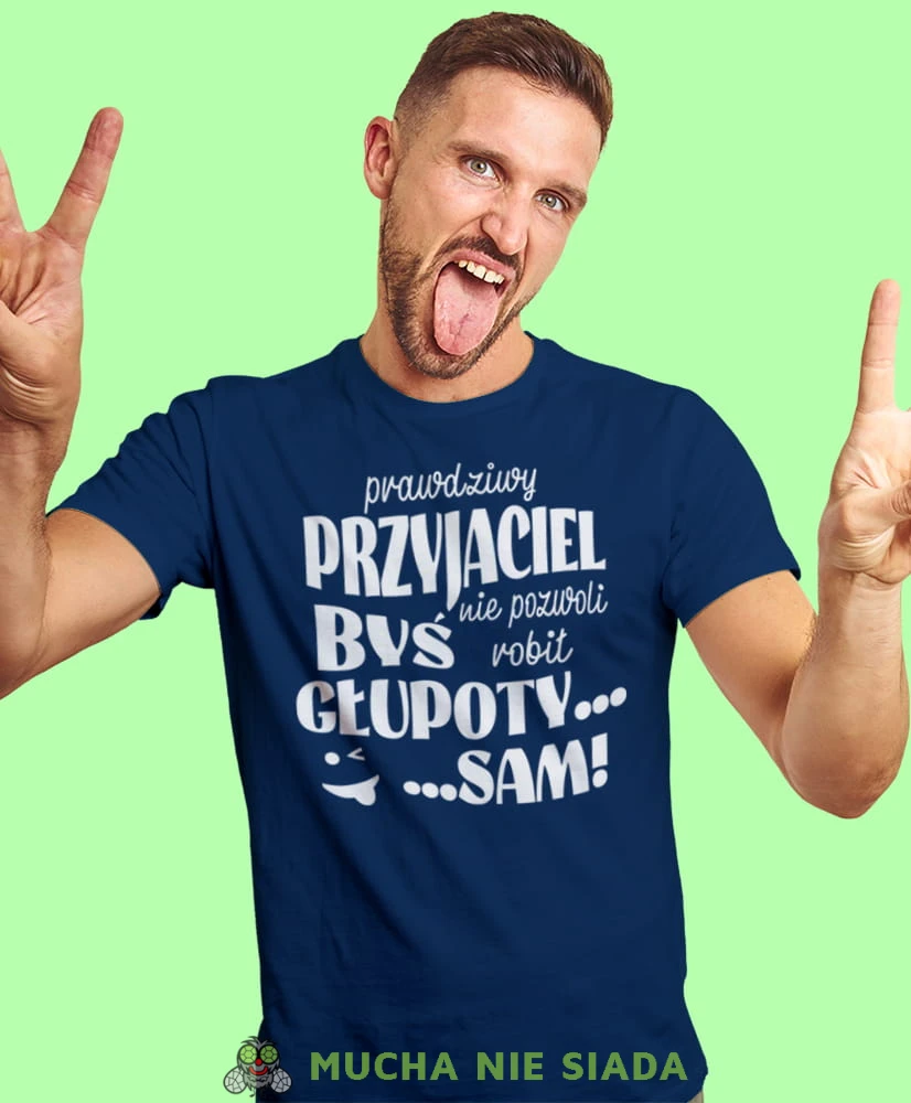 prawdziwy przyjaciel nie pozwoli byś robił głupoty sam, granatowa męska koszulka z nadrukiem na co dzień, na prezent, fajna koszulka, dla chłopaka, dla męża, mucha nie siada.jpg
