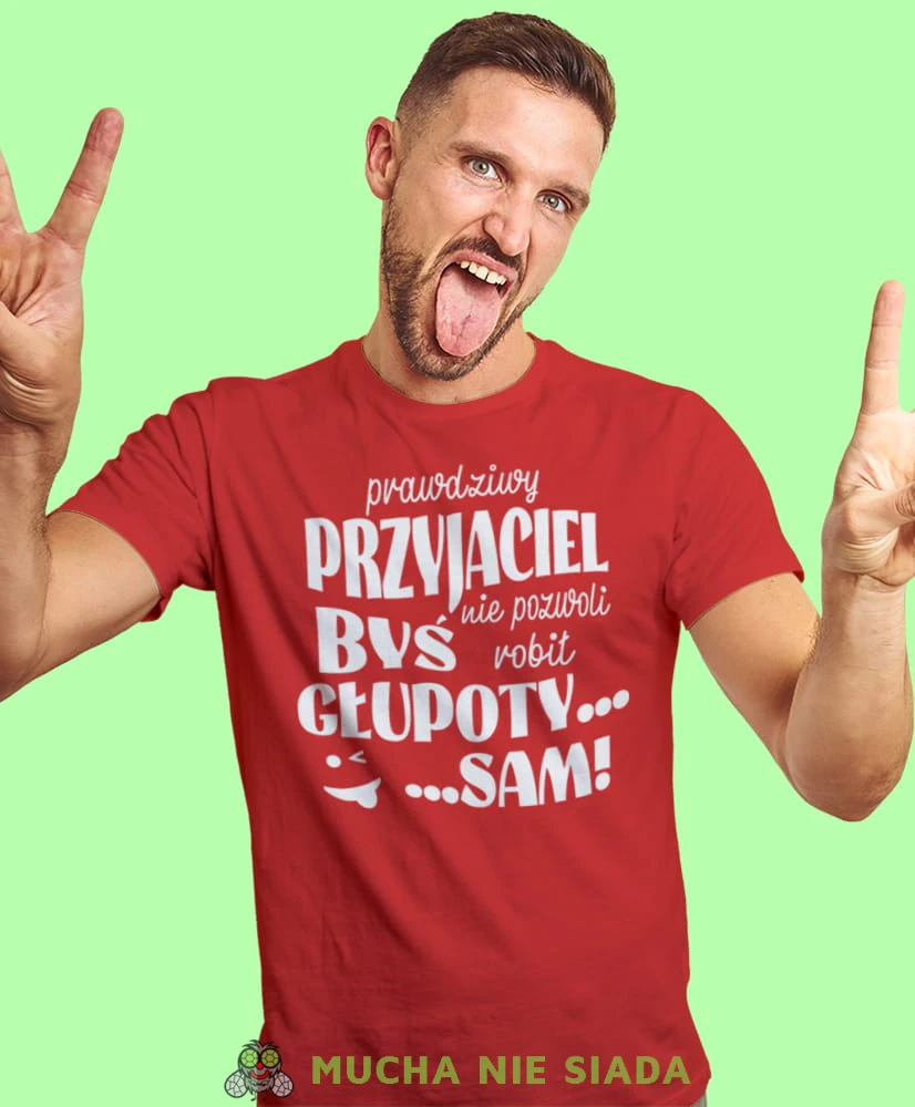 prawdziwy przyjaciel nie pozwoli byś robił głupoty sam, czerwona męska koszulka z nadrukiem na co dzień, na prezent, fajna koszulka, dla chłopaka, dla męża, mucha nie siada.jpg