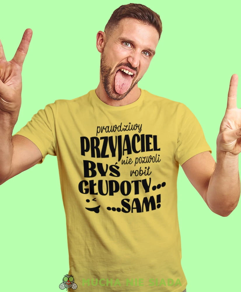 prawdziwy przyjaciel nie pozwoli byś robił głupoty sam, żółta męska koszulka z nadrukiem na co dzień, na prezent, fajna koszulka, dla chłopaka, dla męża, mucha nie siada.jpg