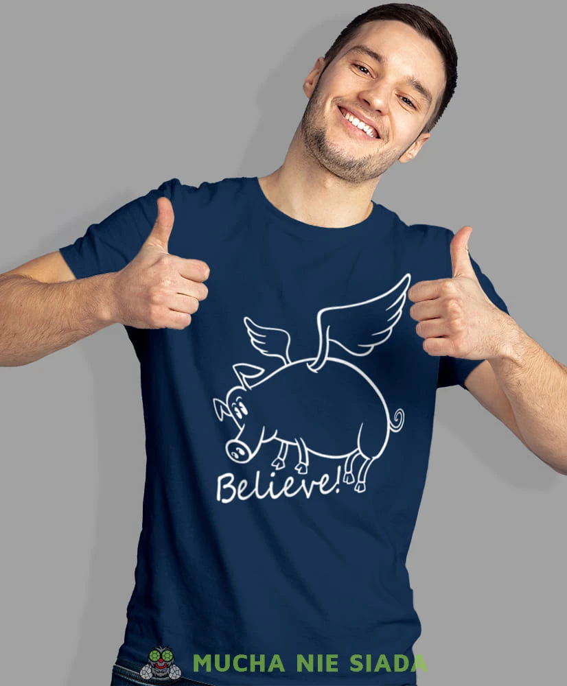 believe! latająca świnia, granatowa męska koszulka z nadrukiem na co dzień, na prezent, fajna koszulka, dla chłopaka, dla męża, mucha nie siada.jpg
