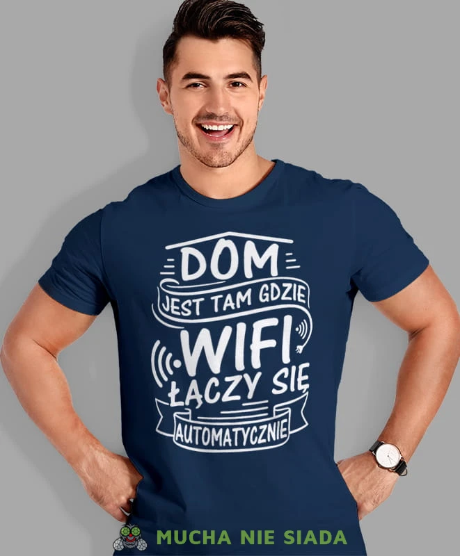 dom jest tam gdzie wifi łączy się automatycznie, granatowa męska koszulka z nadrukiem na co dzień, na prezent, fajna koszulka, dla chłopaka, dla męża, mucha nie siada.jpg