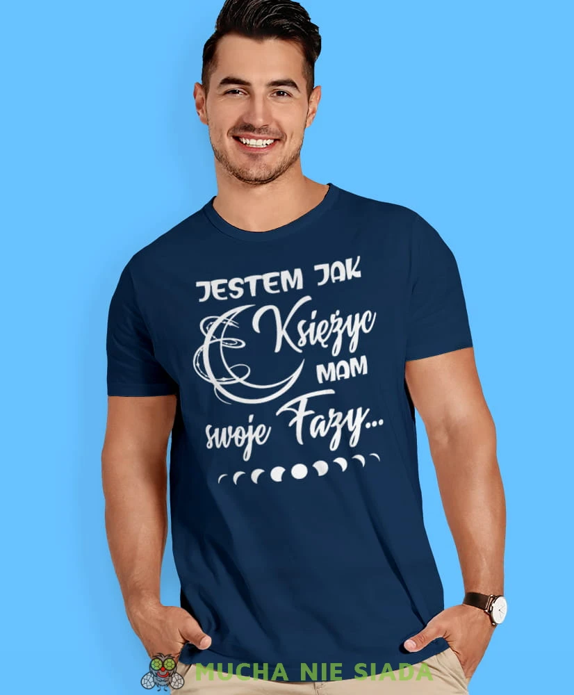 jestem jak księżyc mam swoje fazy, granatowa męska koszulka z nadrukiem na co dzień, na prezent, fajna koszulka, dla chłopaka, dla męża, mucha nie siada.jpg