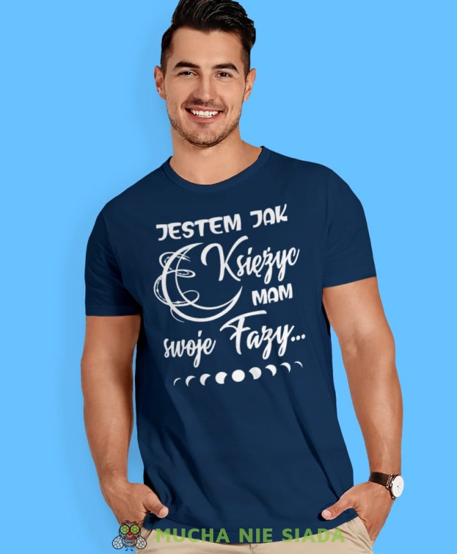 jestem jak księżyc mam swoje fazy, granatowa męska koszulka z nadrukiem na co dzień, na prezent, fajna koszulka, dla chłopaka, dla męża, mucha nie siada.jpg