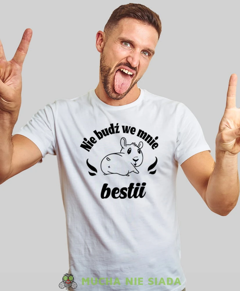 nie budź we mnie bestii, biała męska koszulka z nadrukiem na co dzień, na prezent, fajna koszulka, dla chłopaka, dla męża, mucha nie siada.jpg