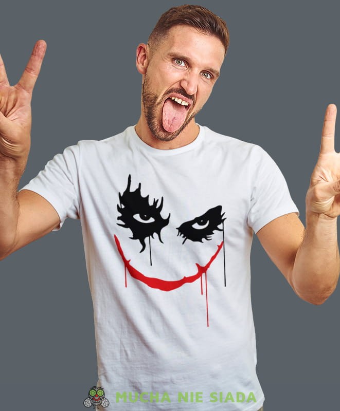 joker, biała męska koszulka z nadrukiem na co dzień, na prezent, fajna koszulka, dla chłopaka, dla męża, mucha nie siada.jpg