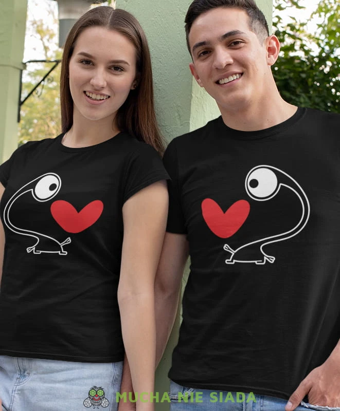 potworek śle serce, czarne koszulki dla par, dla męża, dla żony, walentynki, fajne koszulki, t-shirty dla par, dla chłopaka, dla dziewczyny, prezent dla narzeczonego, prezent dla narzeczonej, mucha nie siada.jpg