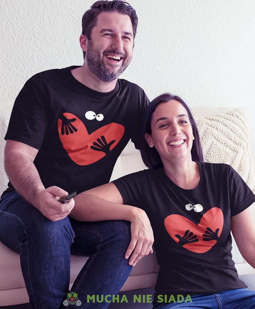 przytulone serce, czarne koszulki dla par, dla męża, dla żony, walentynki, fajne koszulki, t-shirty dla par, dla chłopaka, dla dziewczyny, prezent dla narzeczonego, prezent dla narzeczonej, mucha nie siada.jpg