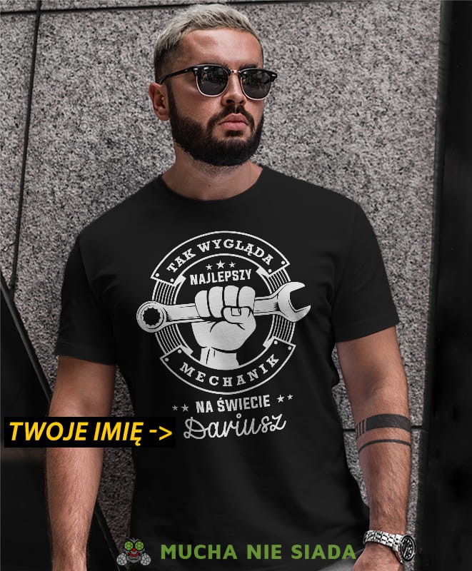tak wygląda najlepszy mechanik na świecie, czarna męska koszulka z nadrukiem na co dzień, na prezent, fajna koszulka, dla chłopaka, dla męża, mucha nie siada opis.jpg
